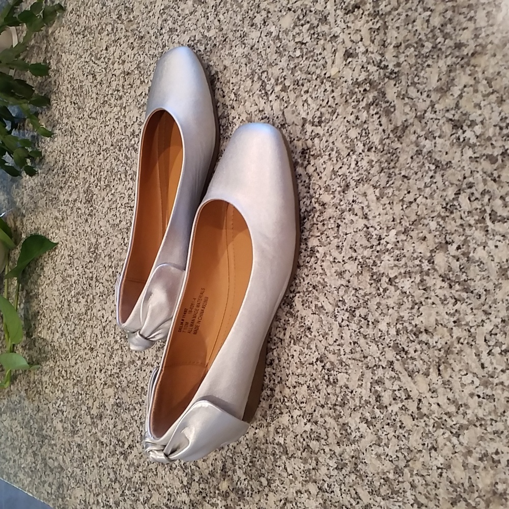 Comfortview Delia Slip-on Ballet Flats in Silver Color.